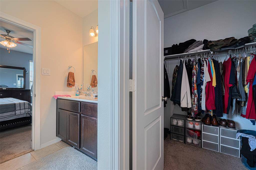 Bathroom/walk in closet