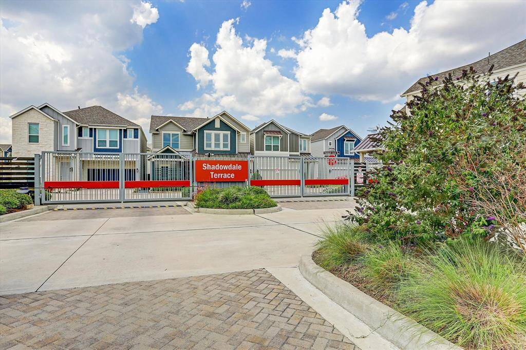 This precious community boasts beautifully kept homes & ample guest parking inside the gates. Enjoy easy access to City Centre, Town & Country and Memorial City Mall.