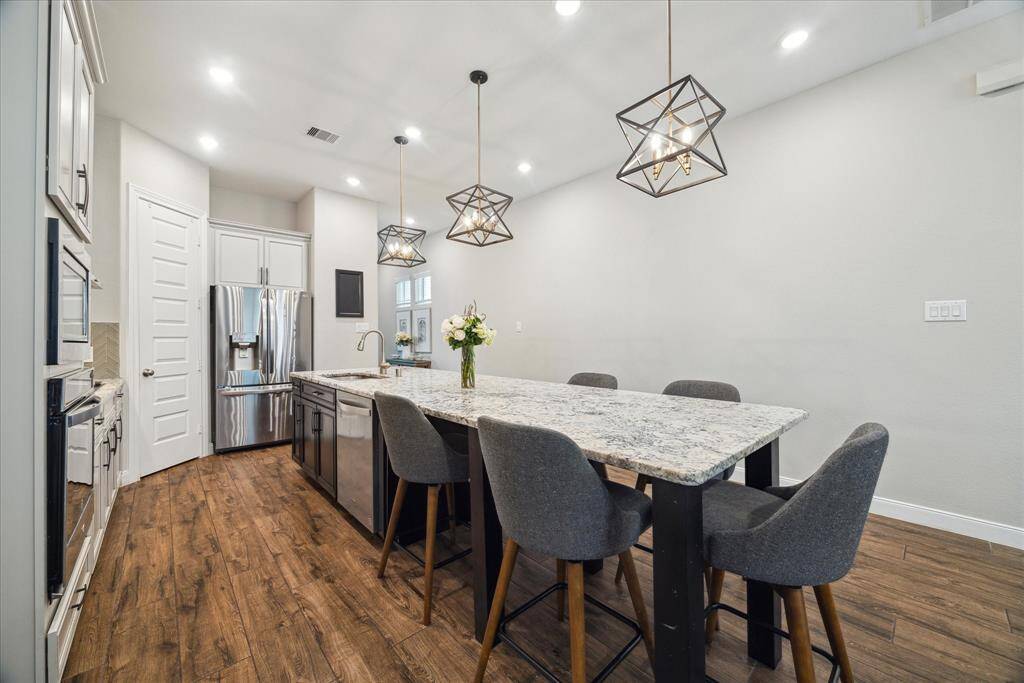 The gigantic kitchen island offers ample seating makes this kitchen extra special. Whether you are hosting dinner parties, enjoying casual meals or having family time, this expansive island is both functional and a focal point of the home.
