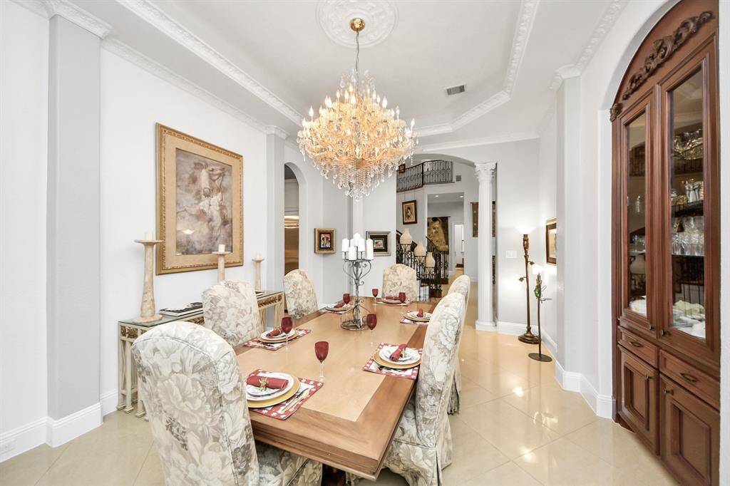 Elegant formal dining with built-ins!