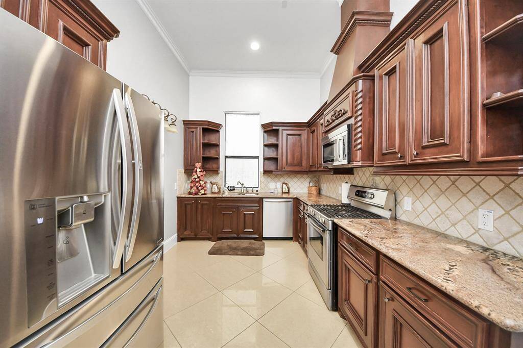 Dirty kitchen on the rightside of the house!