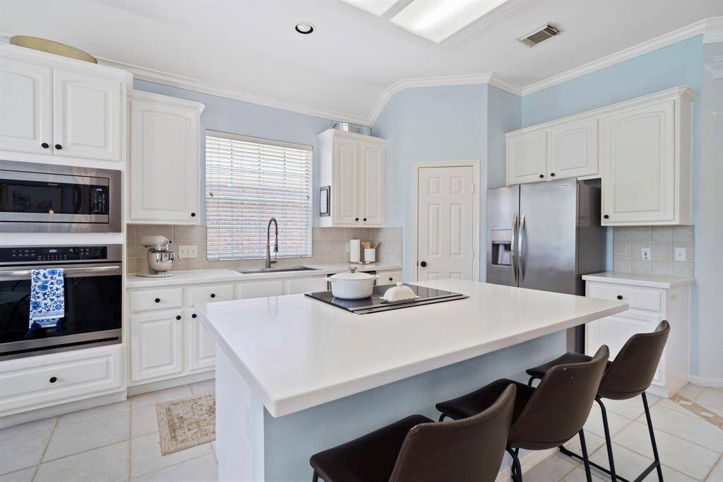 Adorned with a tasteful breakfast bar,the island seamlessly blendspracticality with style, making it theperfect place for quick meals orsocializing while cooking.