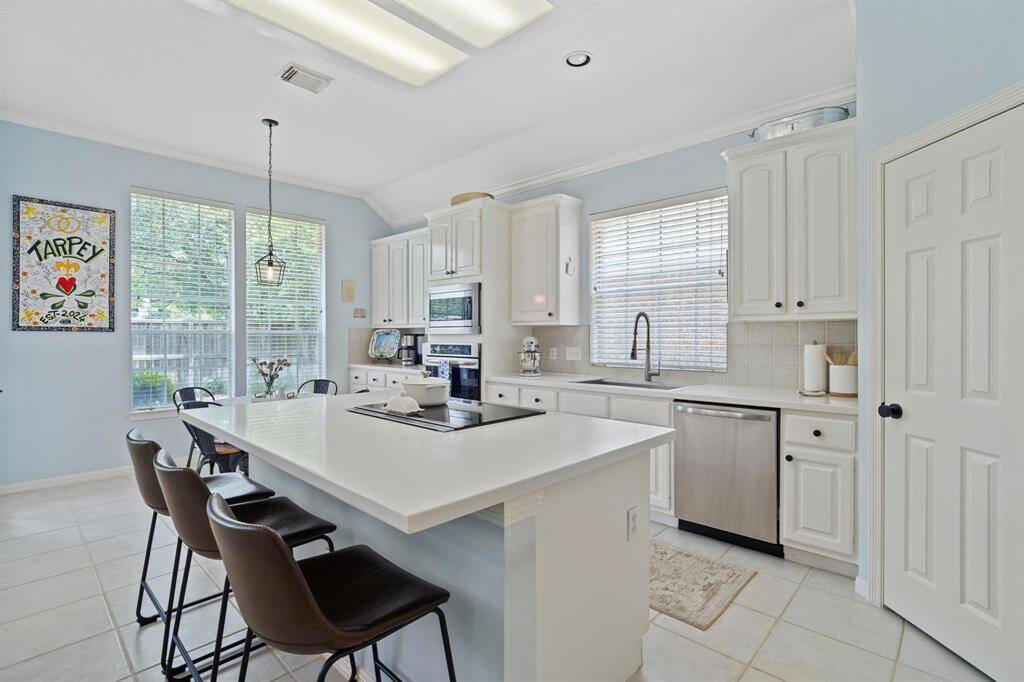 Adorned with a tasteful breakfast bar,the island seamlessly blendspracticality with style, making it theperfect place for quick meals orsocializing while cooking.