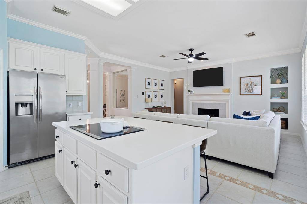 Adorned with a tasteful breakfast bar,the island seamlessly blendspracticality with style, making it theperfect place for quick meals orsocializing while cooking.
