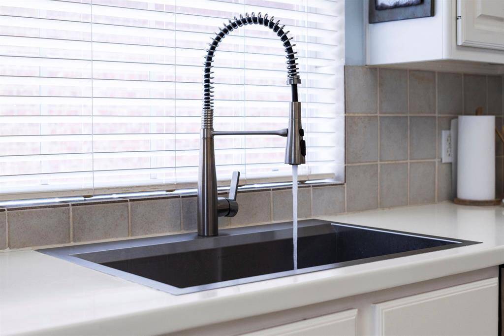 The kitchen has a deep sink!