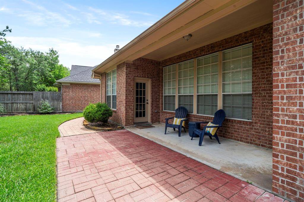 This space seamlessly extendsthe living area, providing acomfortable setting for bothrelaxation and entertainment.