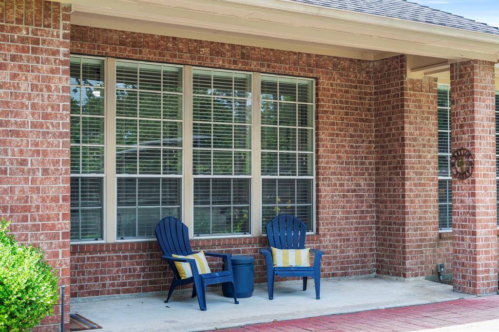 The covered patio is perfect forentertaining family and friends.