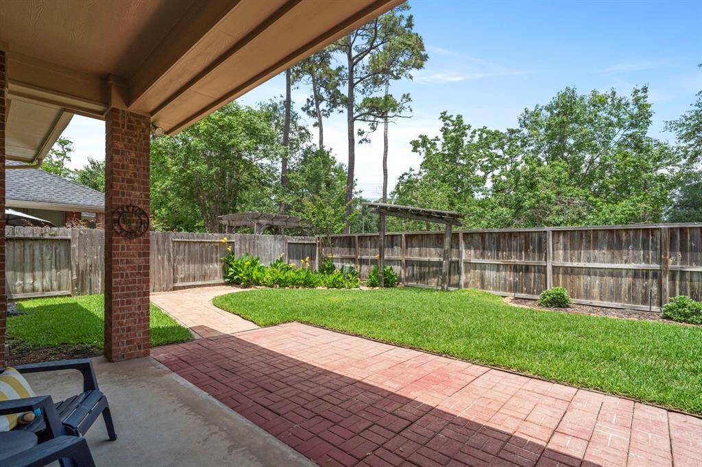 Surrounded by the beauty of theoutdoors, the large covered patiobecomes an extension of the home'sliving space.