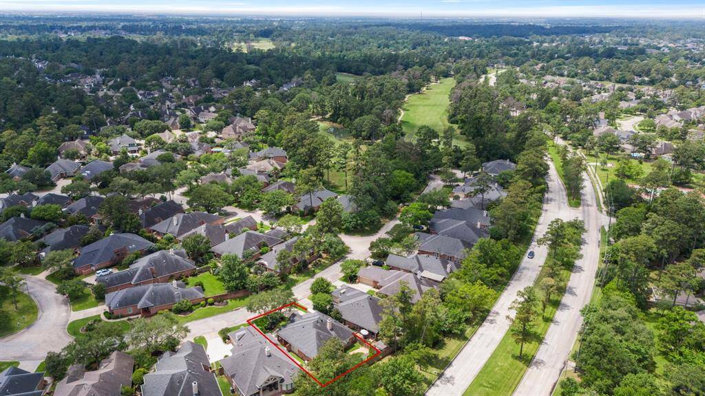 Come and see this spaciousbackyard!