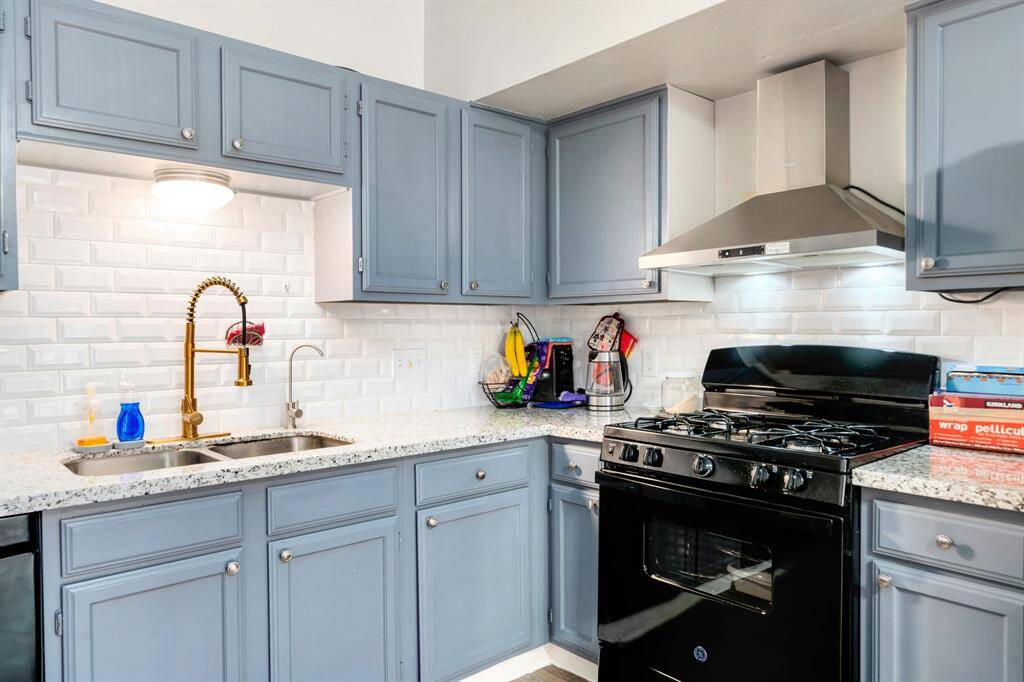 Chef’s kitchen with double sinks, granite countertops and L-shaped cabinetry—offering maximum cooking space.