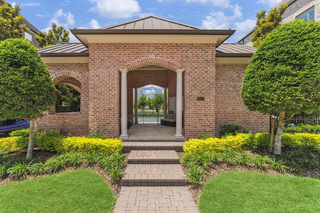 Pool/Lake Access