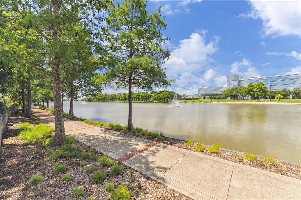 Enjoy a multitude of dining destinations and fantastic shopping in the nearby Sugar Land Town Square