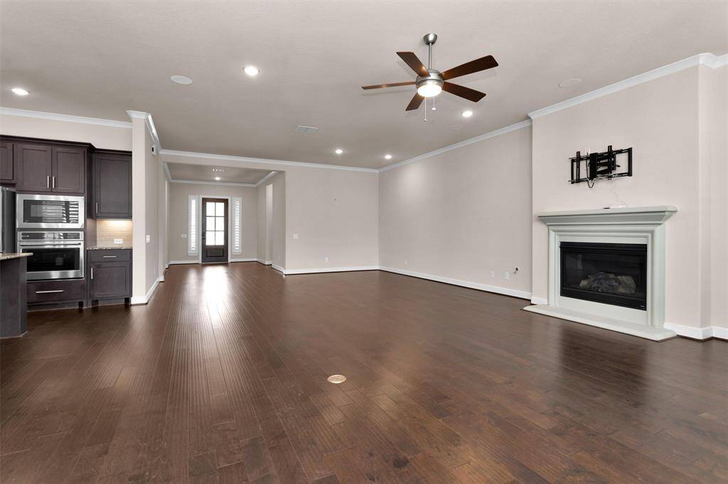 The formal dining and living room are connected leaving room for a large table, ideal for family gatherings and hosting dinner parties.