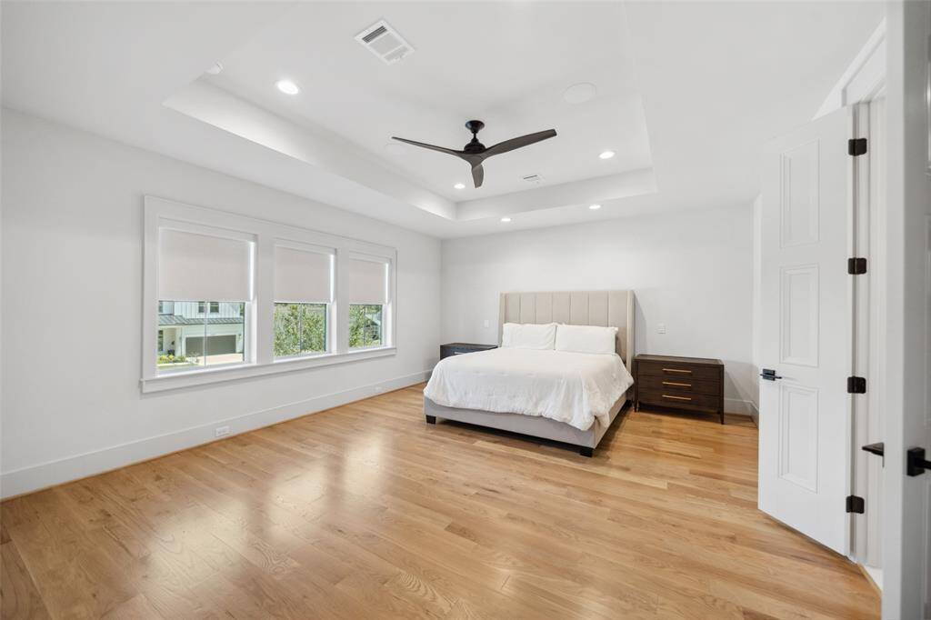 Huge primary suite offers space for King Size size bed set & sitting area.