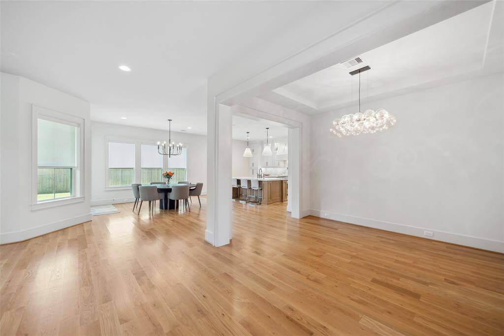 A Nice flow from entrance, to Family, Formal Dining, Breakfast & Kitchen areas.