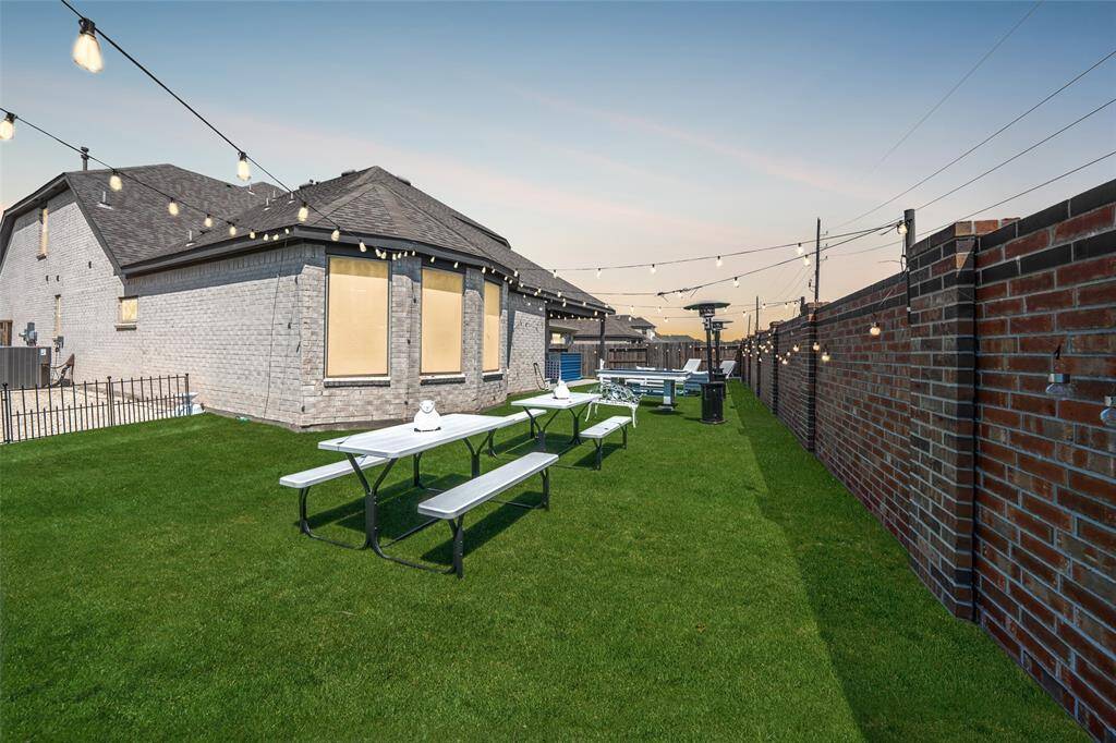 Dine under the glow of market lights—this cozy picnic spot is perfect for evening gatherings.