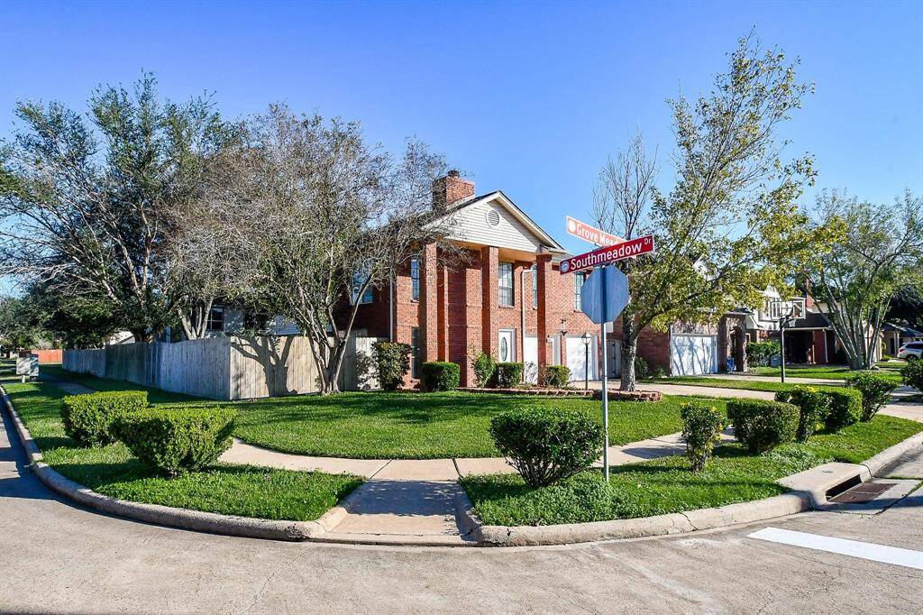 Large corner lot with no side neighbor