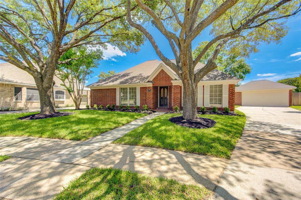 This home has a brand new roof, brand new HVAC, brand new gas water heater, and has been freshly painted. It sits nicely on a cul-de-sac lot.