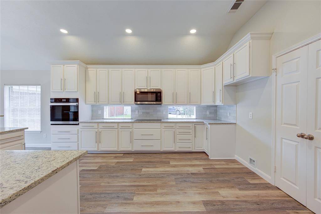 You will love this kitchen.  It has new 18-inch door pulls, making it very stylish.