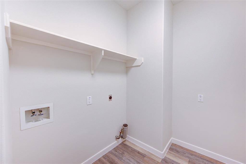 Large in-house laundry with gas and electric service