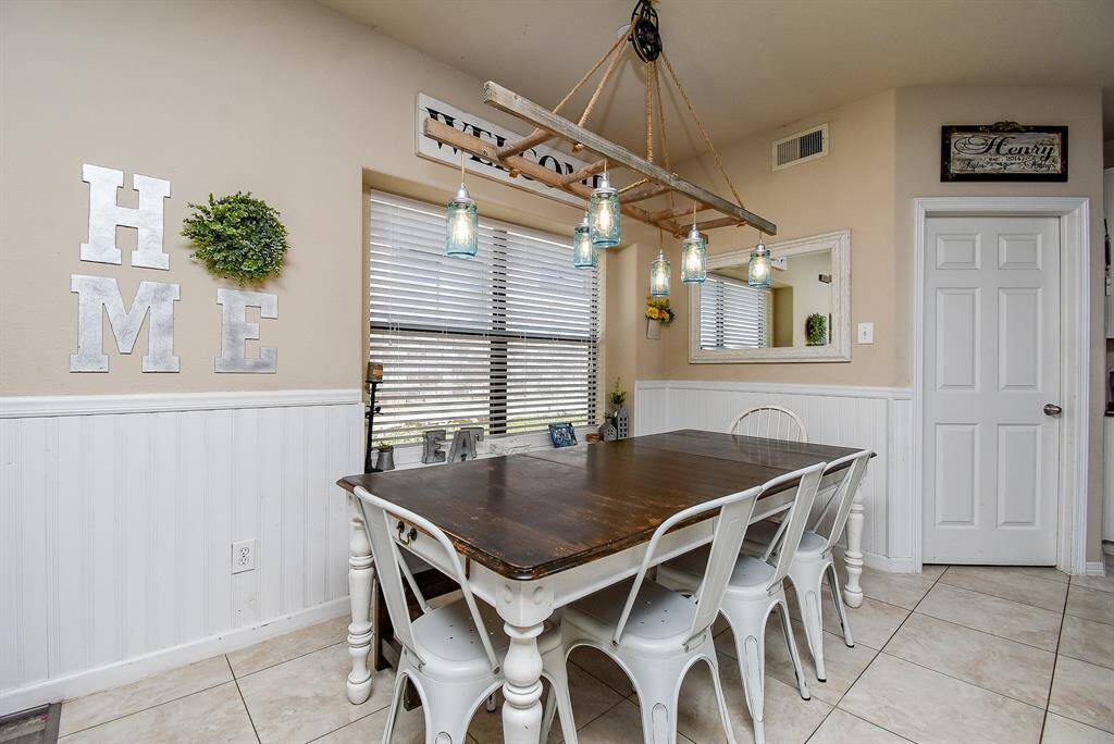 Breakfast room PLEASE NOTE:Light fitting excluded. Could benegotiated / Seller will replace itwith another fitting