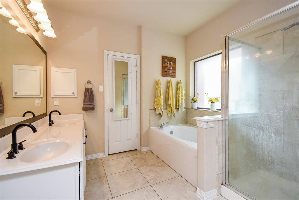 Tiled shower with jetted tub andfrosted glass window allowingcascades of light. Door leads toa spacious walk in closet.