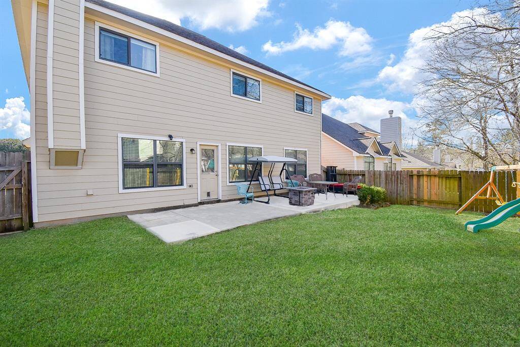 Let's fire up the BBQ! Great space to entertain friends and family.