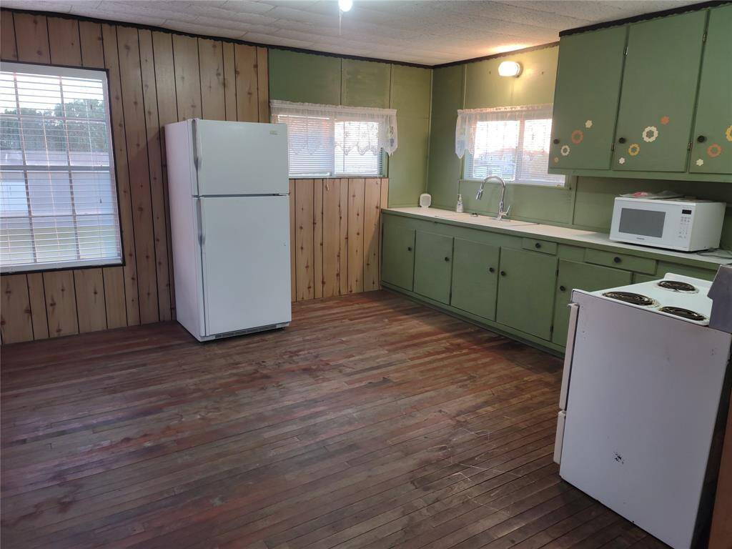 View of kitchen, refrigerator stays with home.