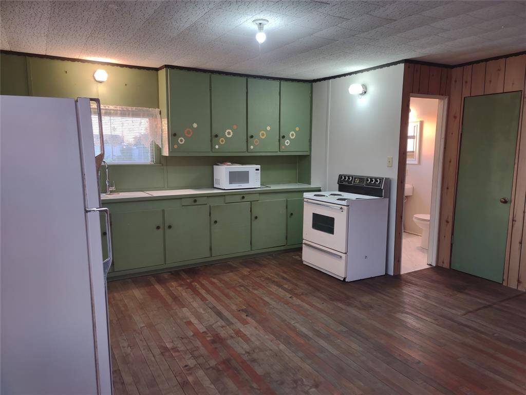 Freestanding range stays  with kitchen.