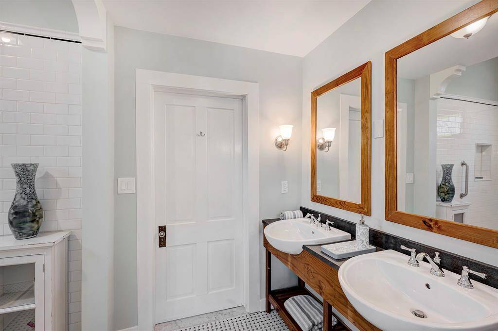 Sinks in downstairs full bath.