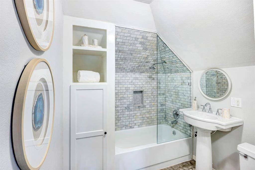 Upstairs primary bathroom