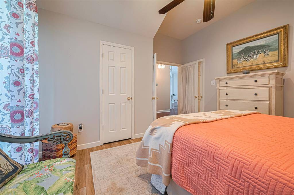 Could be an office - has access to bathroom 2