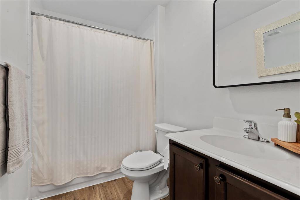 Secondary bathroom with tub/shower combo.