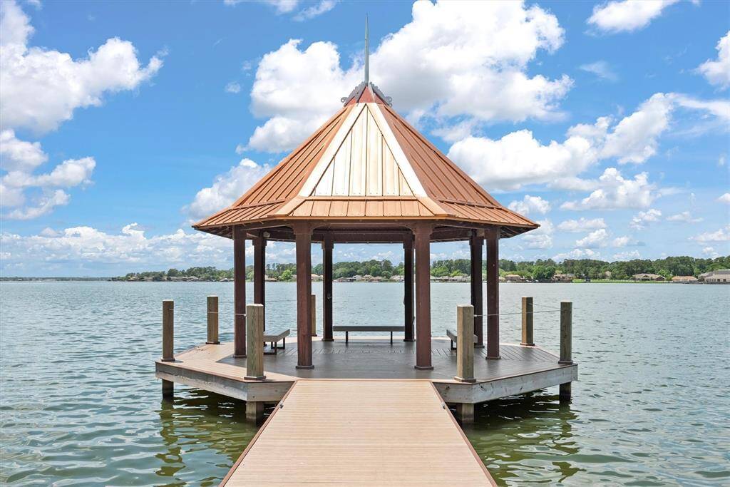 Beautiful gazebo right on the lake!