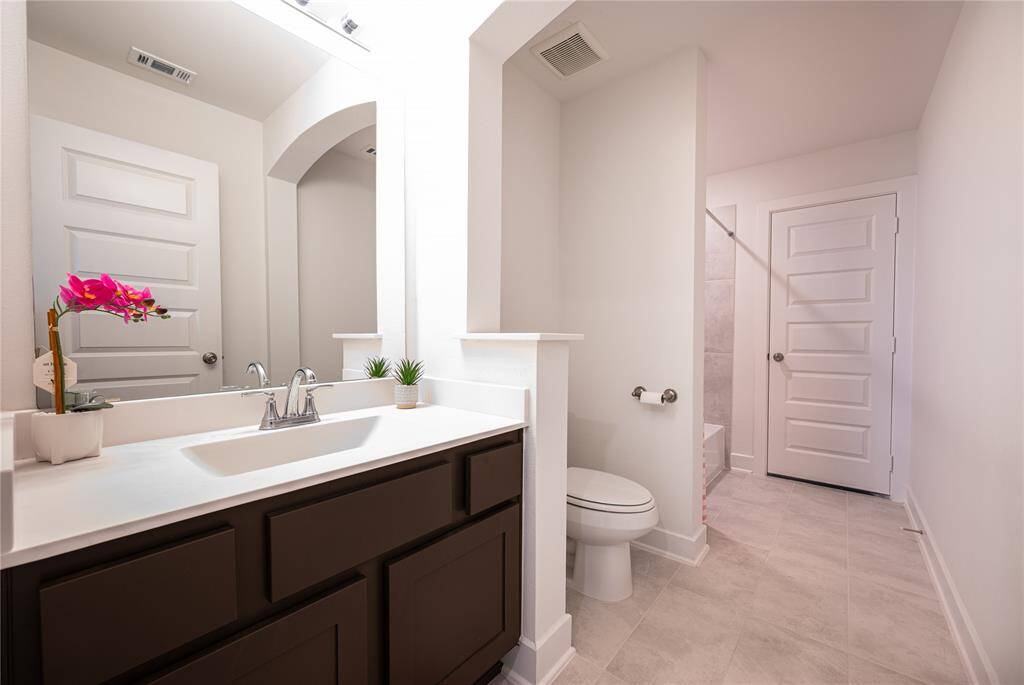 Sleek and modern bathroom featuring elegant fixtures, ample counter space, and a bright atmosphere. Ideal for relaxation and convenience.