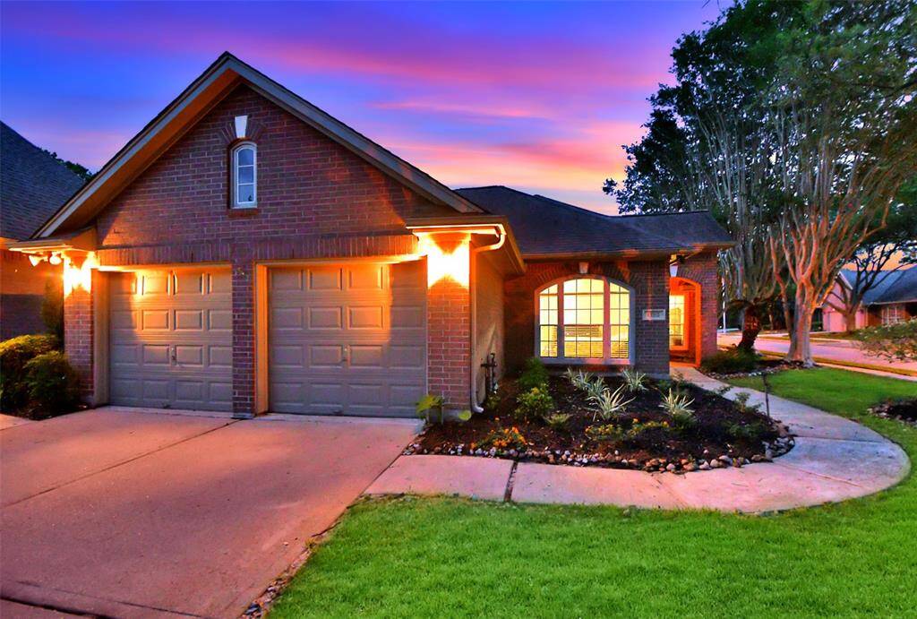 Welcome to 13702 Senca Park Dr. in Parkway Villages in the Energy Corridor.
