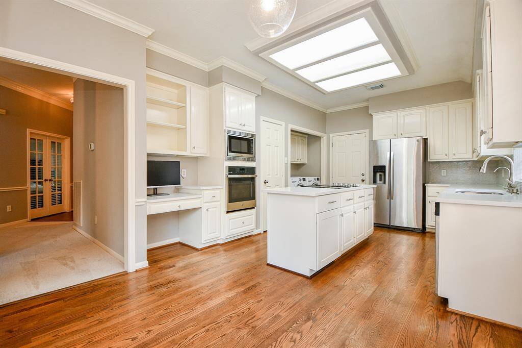 Kitchens are hearts of homes and this kitchen won't dissappoint, updated quartz countertops.
