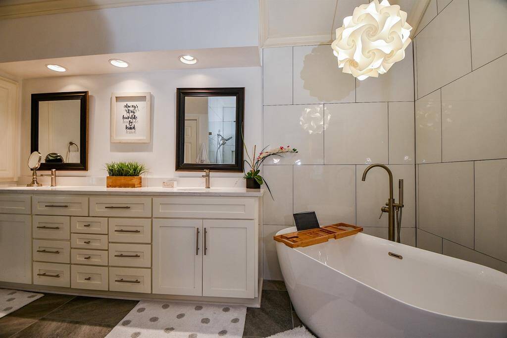 You will relax daily in this primary bathroom.