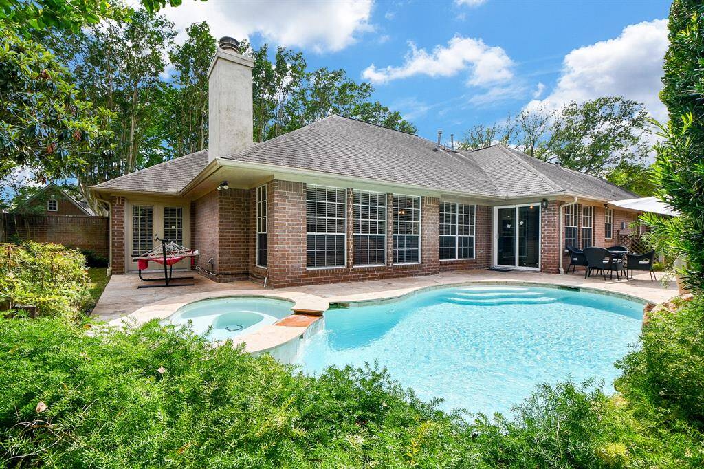 Spacious backyard oasis!