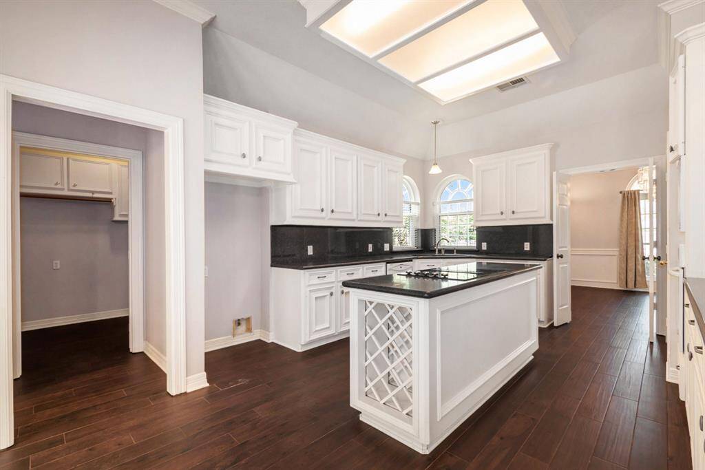 Full view of this beautiful kitchen.