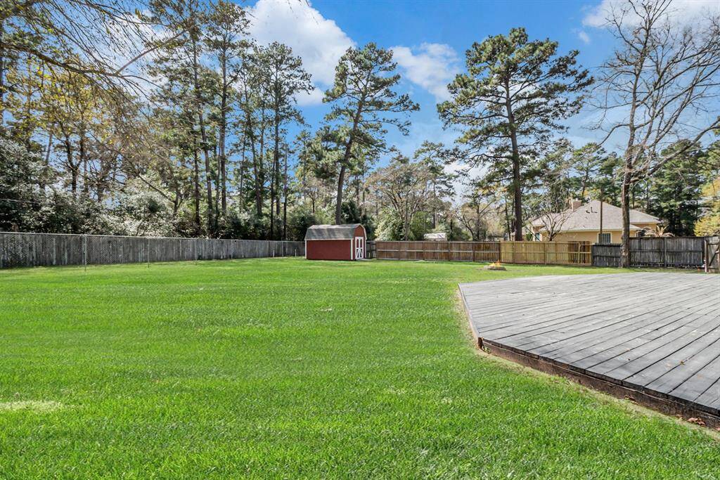 Such a tranquil and secluded backyard!