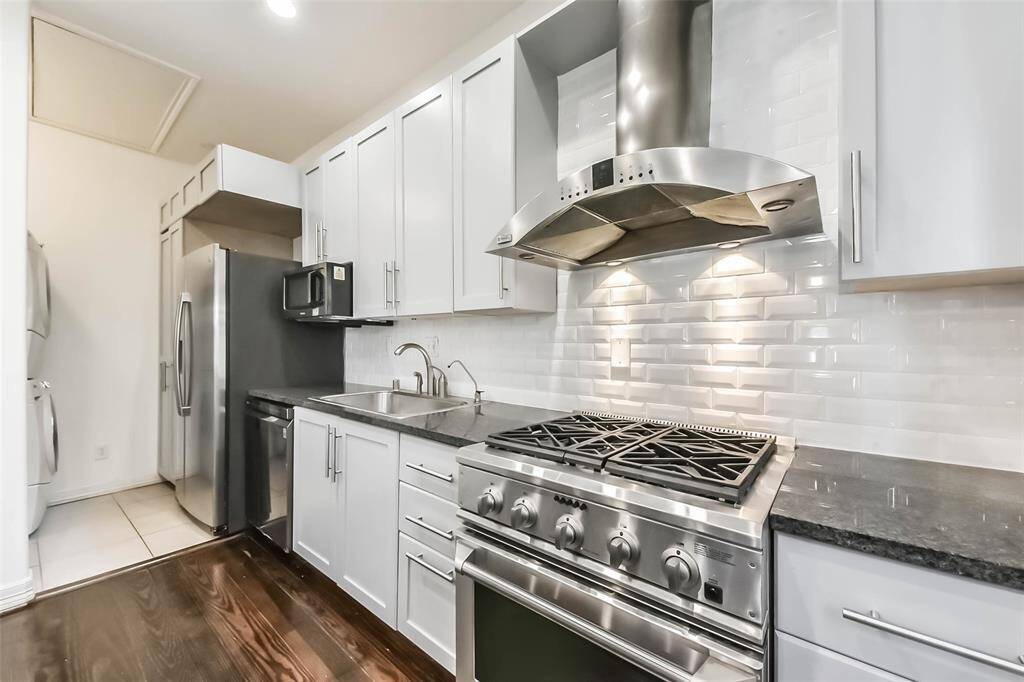 Gorgeous backsplash and stainless appliances!