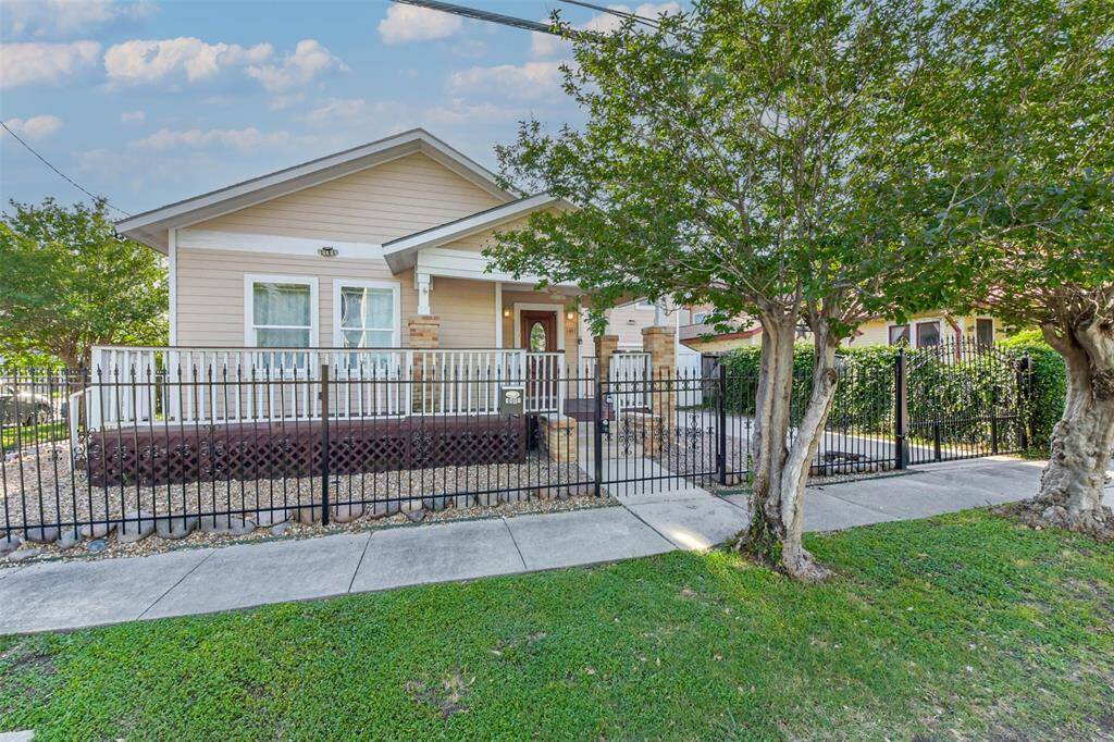 Gorgeous bungalow in the heart of town! Fully fenced w/ pedestrian gate!