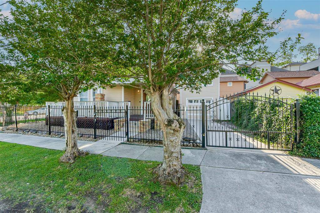 Private driveway with auto gate!