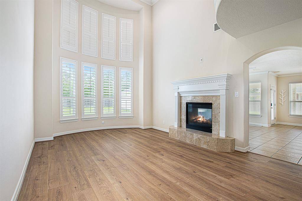Full view of this spectacular living room!