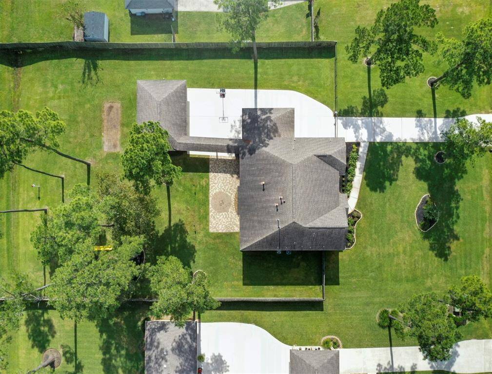 Parking will never be an issue when you have a long driveway and extra parking!