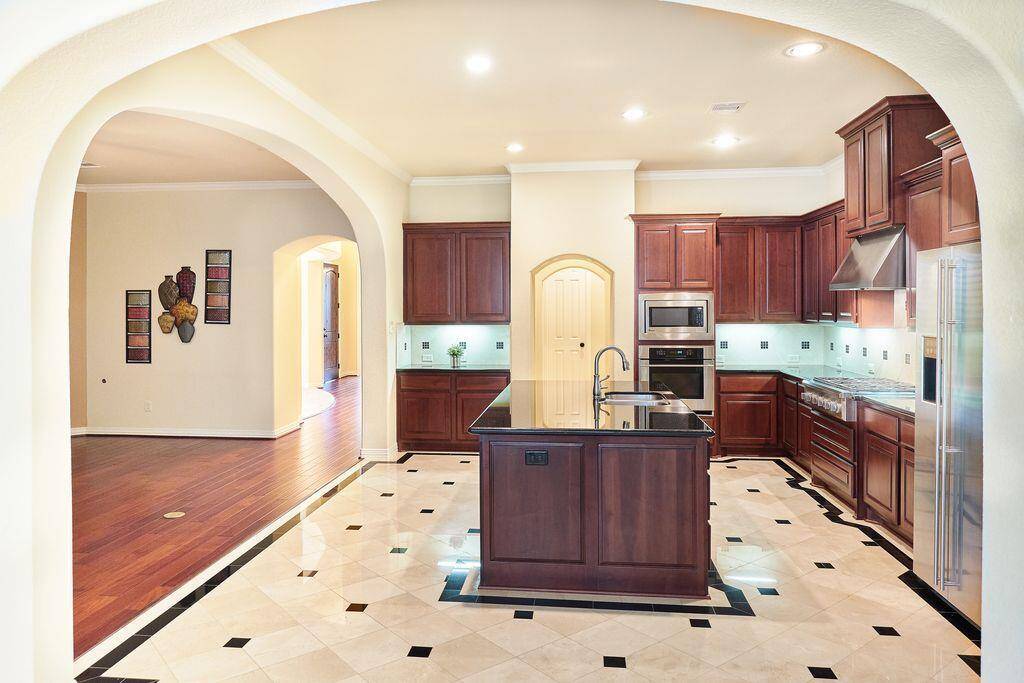 Great open floor plan for today s entertaining. Guest can mingle in kitchen that opens to the living room. Top of the line GE appliances, including a 5 burner gas cook top.