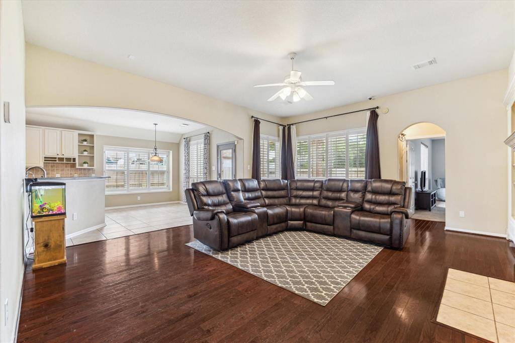 THIS OPEN LAYOUT FLOWS INTO THE KITCHEN, MAKING IT IDEAL FOR RELAXING OR ENTERTAINING.