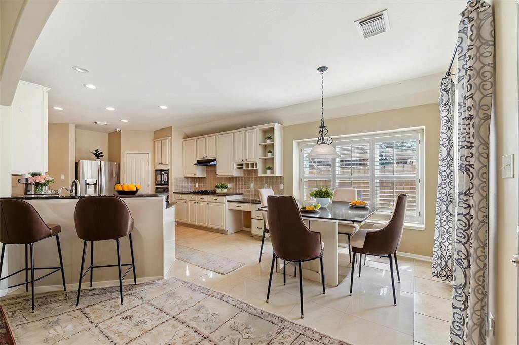 INVITING BREAKFAST AREA WITH LARGE WINDOWS OVERLOOKING THE BACKYARD. **This room has been virtually staged.