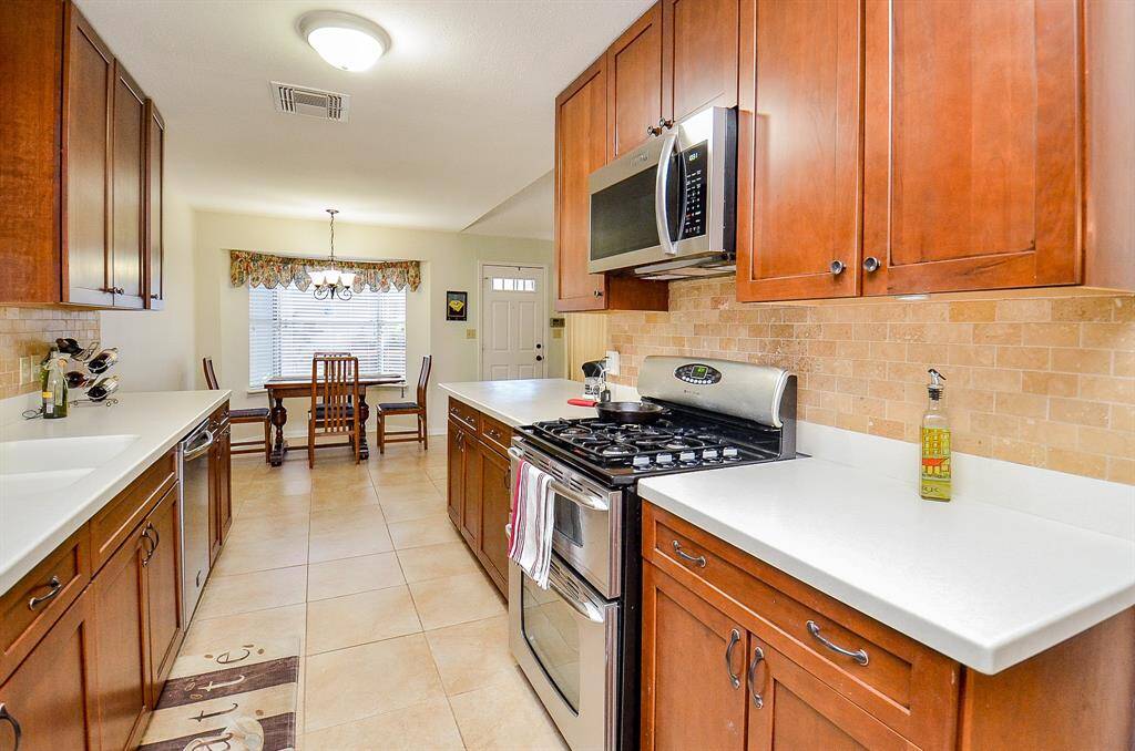 Double oven with gas cooktop.